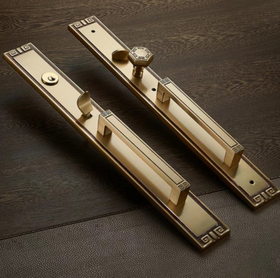 Decorative backplate lock set from the Lao Tong Fang catalogue